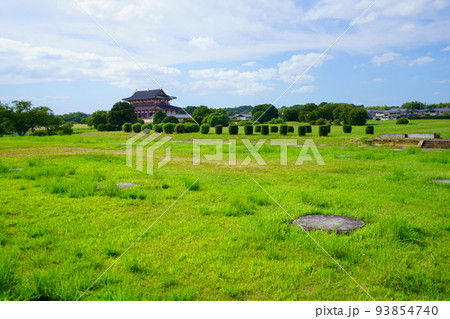 夏の終わりの奈良平城京跡・第二次大極殿から第一次大極殿を望む 夏の終わりの奈良平城京跡・第二次大極殿から第一次大極殿を望む 93854740