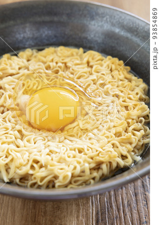 生卵をのせた美味しい即席ラーメン 93854869