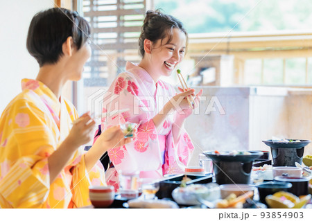 温泉旅館で浴衣を着て食事をする若い女性 女子旅 温泉旅館で浴衣を着て食事をする若い女性 女子旅 93854903