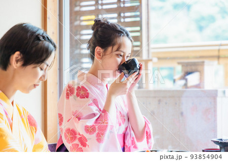 温泉旅館で食事をする女性  女子旅 93854904