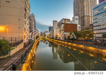 《愛知県》名古屋都市風景　堀川納屋橋の夕暮れ 93855132