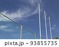 青空とネット裏から見上げた旗を上げていない旗ポール 93855735