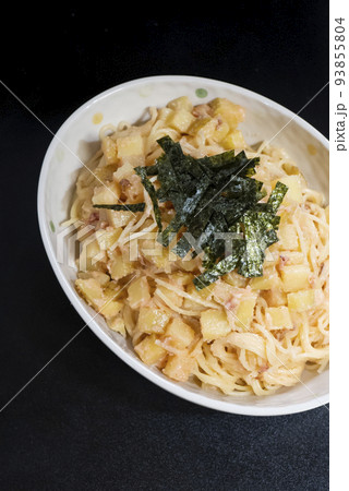 明太子とジャガイモのパスタ 93855804