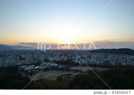 松山城から眺める夕暮れ【12月】 93856027