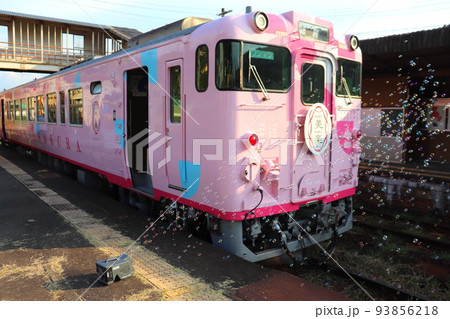 シャボン玉マシンでイベント中の観光列車(福渡駅 SAKU美SAKU楽) シャボン玉マシンでイベント中の観光列車(福渡駅 SAKU美SAKU楽) 93856218
