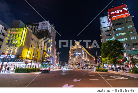 日本の東京都市景観 ライトアップされた浅草駅などを望む。夜でも多くの観光客らの姿が…＝9月3日 93856848