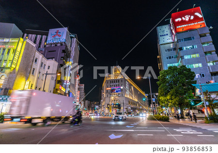 日本の東京都市景観 ライトアップされた浅草駅などを望む。夜でも多くの観光客らの姿が…＝9月3日 93856853