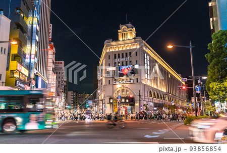 日本の東京都市景観 ライトアップされた浅草駅などを望む。夜でも多くの観光客らの姿が…=9月3日 日本の東京都市景観 ライトアップされた浅草駅などを望む。夜でも多くの観光客らの姿が…=9月3日 93856854