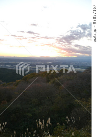 栃木県大田原市の御亭山展望台から眺める夕景【11月】 栃木県大田原市の御亭山展望台から眺める夕景【11月】 93857167