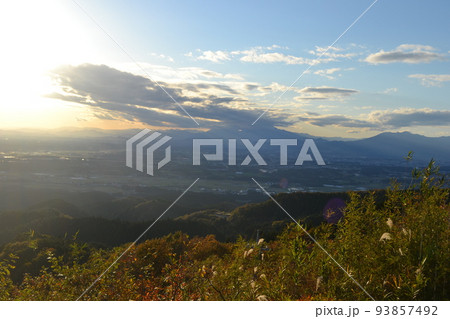 栃木県大田原市の御亭山展望台から眺める大田原市の街並み【11月】 93857492