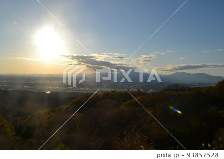 栃木県大田原市の御亭山展望台から眺める午後の大田原全景【11月】 93857528