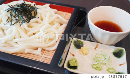 冷やしざるうどんと薬味 冷やしざるうどんと薬味 93857617