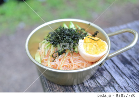 アウトドアで食べるビビン麺 93857730