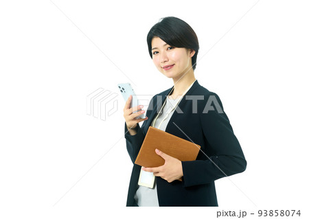 スマホを操作する笑顔の若いビジネスウーマン（白バック） 93858074