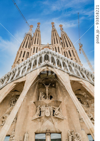 スペイン　バルセロナ　青空に映えるサグラダ・ファミリア 93858221