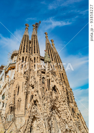 スペイン　バルセロナ　青空に映えるサグラダ・ファミリア 93858227
