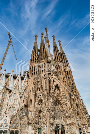 スペイン　バルセロナ　青空に映えるサグラダ・ファミリア 93858228
