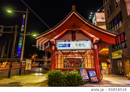 日本の東京都市景観 浅草寺をモチーフにした銀座線浅草駅（出入口）や東京スカイツリーなどを望む＝9月 93858516