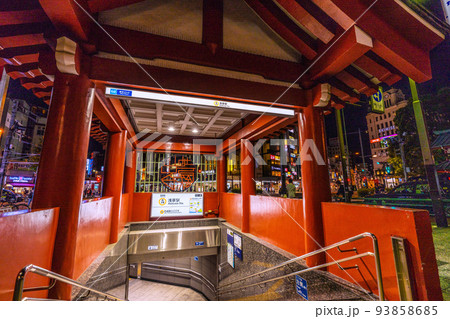 日本の東京都市景観 浅草寺をモチーフにした東京メトロ銀座線浅草駅（出入口）などを望む＝9月3日 93858685