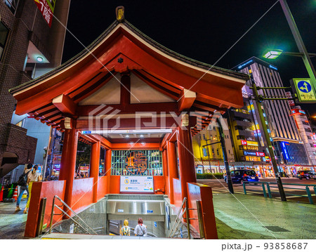 日本の東京都市景観 浅草寺をモチーフにした東京メトロ銀座線浅草駅（出入口）などを望む＝9月3日 93858687