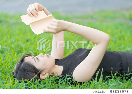 緑地で本を読む女子大生 93858973