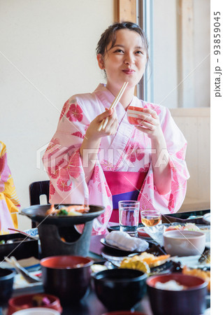 温泉旅館で食事をする女性 女子旅 温泉旅館で食事をする女性 女子旅 93859045