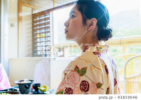 温泉旅館で食事をする女性  女子旅 93859046