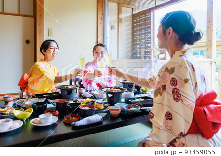 女子旅 旅館で乾杯する女性 女子旅 旅館で乾杯する女性 93859055