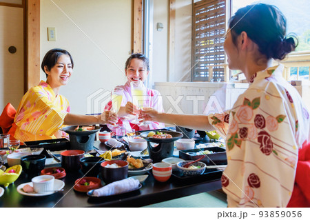 女子旅  旅館で乾杯する女性 女子旅  旅館で乾杯する女性 93859056