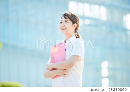 白衣の女性(看護師・歯科衛生士・サロン全般など医療イメージ) 白衣の女性(看護師・歯科衛生士・サロン全般など医療イメージ) 93859069