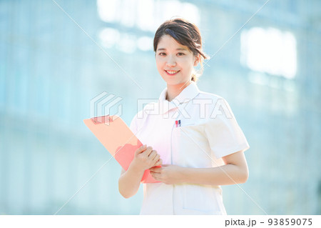 白衣の女性（看護師・歯科衛生士・サロン全般など医療イメージ） 93859075
