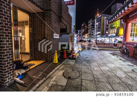 日本の東京都市景観 コロナ禍…夜の銀座線浅草駅(出入口)前から浅草の街並みなどを望む=9月3日 日本の東京都市景観 コロナ禍…夜の銀座線浅草駅(出入口)前から浅草の街並みなどを望む=9月3日 93859100