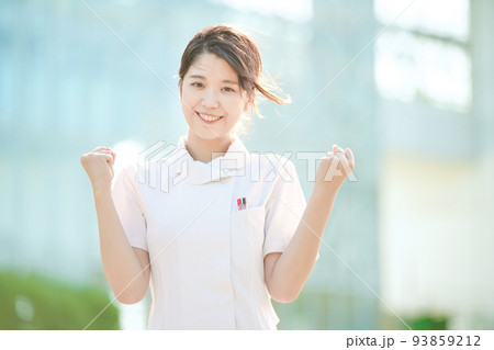 応援するポーズをする白衣の女性 応援するポーズをする白衣の女性 93859212