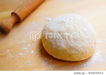 パン作り　丸いパン生地と小麦粉、めん棒	 93859443