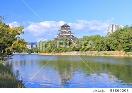 【広島県】内堀から見る秋の広島城(本丸と天守) 【広島県】内堀から見る秋の広島城(本丸と天守) 93860008