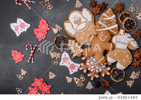 Delicious gingerbread cookies with honey, ginger and cinnamon. Winter composition Delicious gingerbread cookies with honey, ginger and cinnamon. Winter composition 93861484