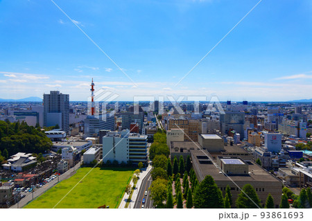 栃木県庁展望ロビーより県庁正門前　中央通り方面の街並みを望む 93861693
