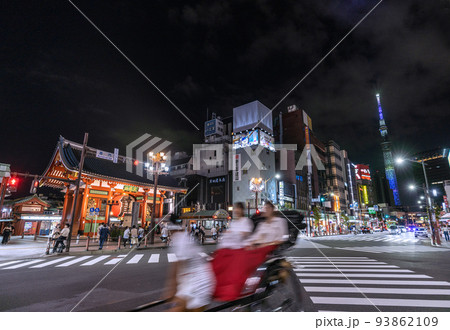 日本の東京都市景観 6週世界最多・行動制限なし。夜でも賑わう浅草寺…人力車…＝9月3日 93862109