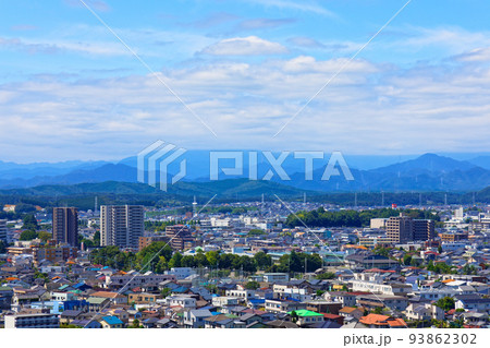 栃木県庁展望ロビーより鹿沼市方面の街並みを望む 93862302
