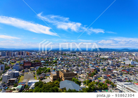 栃木県庁展望ロビーより鹿沼市方面の街並みを望む 93862304