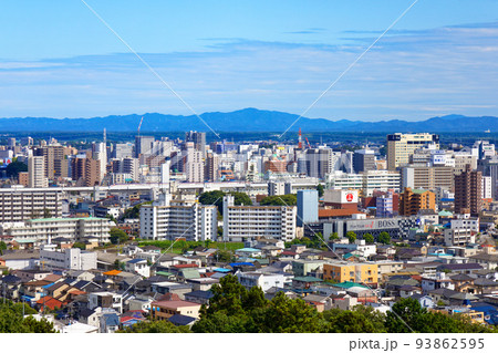宇都宮タワーより山形新幹線とJR宇都宮駅方面の街並みを望む 93862595