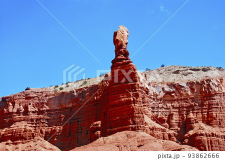 アメリカ合衆国　ユタ州　コロラド台地　キャピタルリーフ国立公園・チムニー岩 93862666