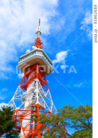宇都宮タワーと青空 93862689