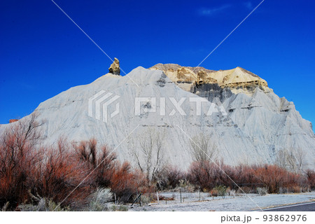 自然、風景、景色、空、快晴、青空、春、4月、山岳、高原、コロラド高原、荒野、地層、岩、堆積岩、砂岩、 93862976