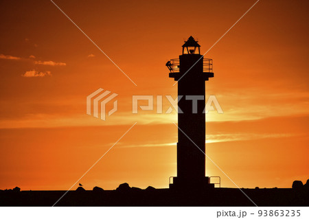 初秋の北海道乙部町乙部漁港で夕焼けと灯台の風景を撮影 93863235