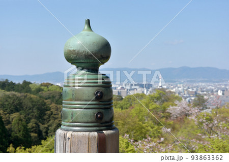 春の清水寺 舞台欄干の擬宝珠と市内 京都市東山区 春の清水寺 舞台欄干の擬宝珠と市内 京都市東山区 93863362