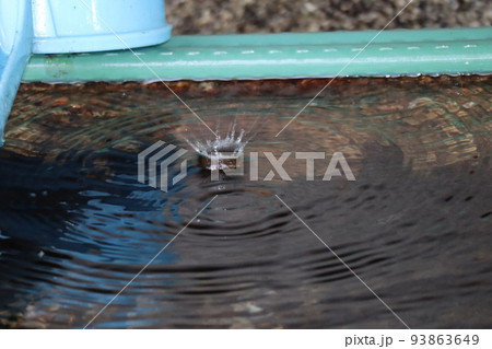 水の王冠のできた波紋の広がる水面の風景 93863649