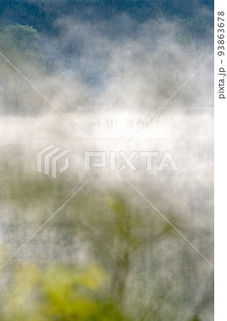 背景素材　湖畔の朝霧 93863678