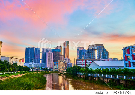 カンボジア首都プノンペンの象徴的ビルディング群 カンボジア首都プノンペンの象徴的ビルディング群 93863736