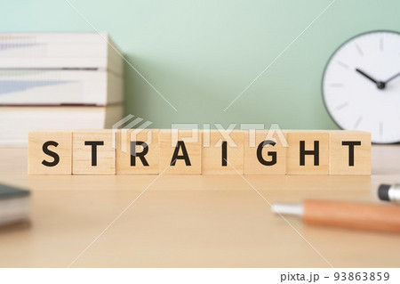 ストレートのイメージ|STRAIGHTと書かれたブロックが置かれたデスク ストレートのイメージ|STRAIGHTと書かれたブロックが置かれたデスク 93863859